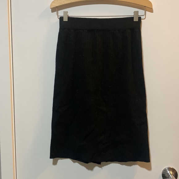 Soft and Warm Black knit skirt with matte gold buttons - Picture 6 of 9